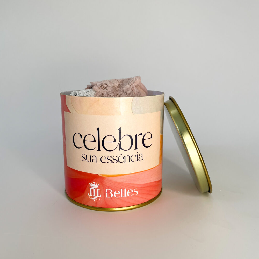 Kit Celebre Sua Essência — conjunto com 3 calcinhas tanga em microfibra e renda, com lata exclusiva.