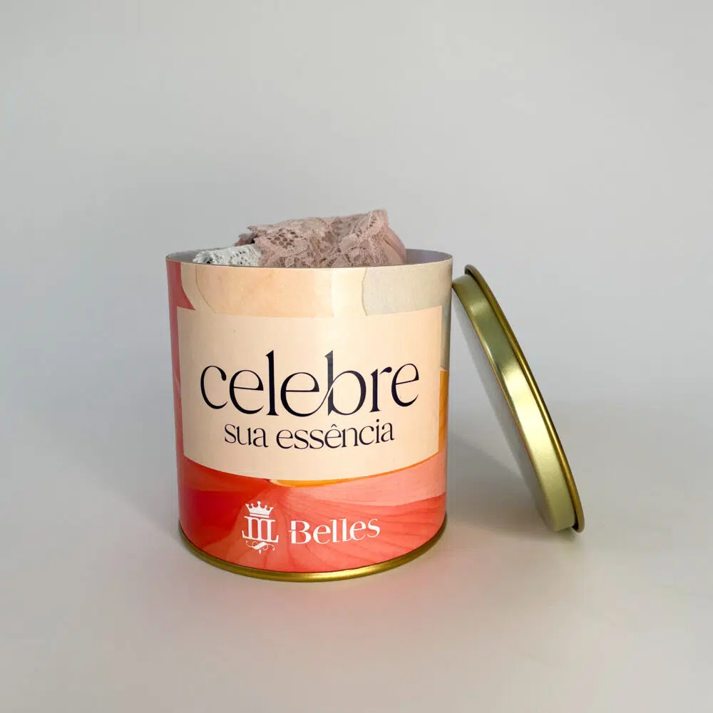 Kit Celebre Sua Essência — conjunto com 3 calcinhas tanga em microfibra e renda, com lata exclusiva.