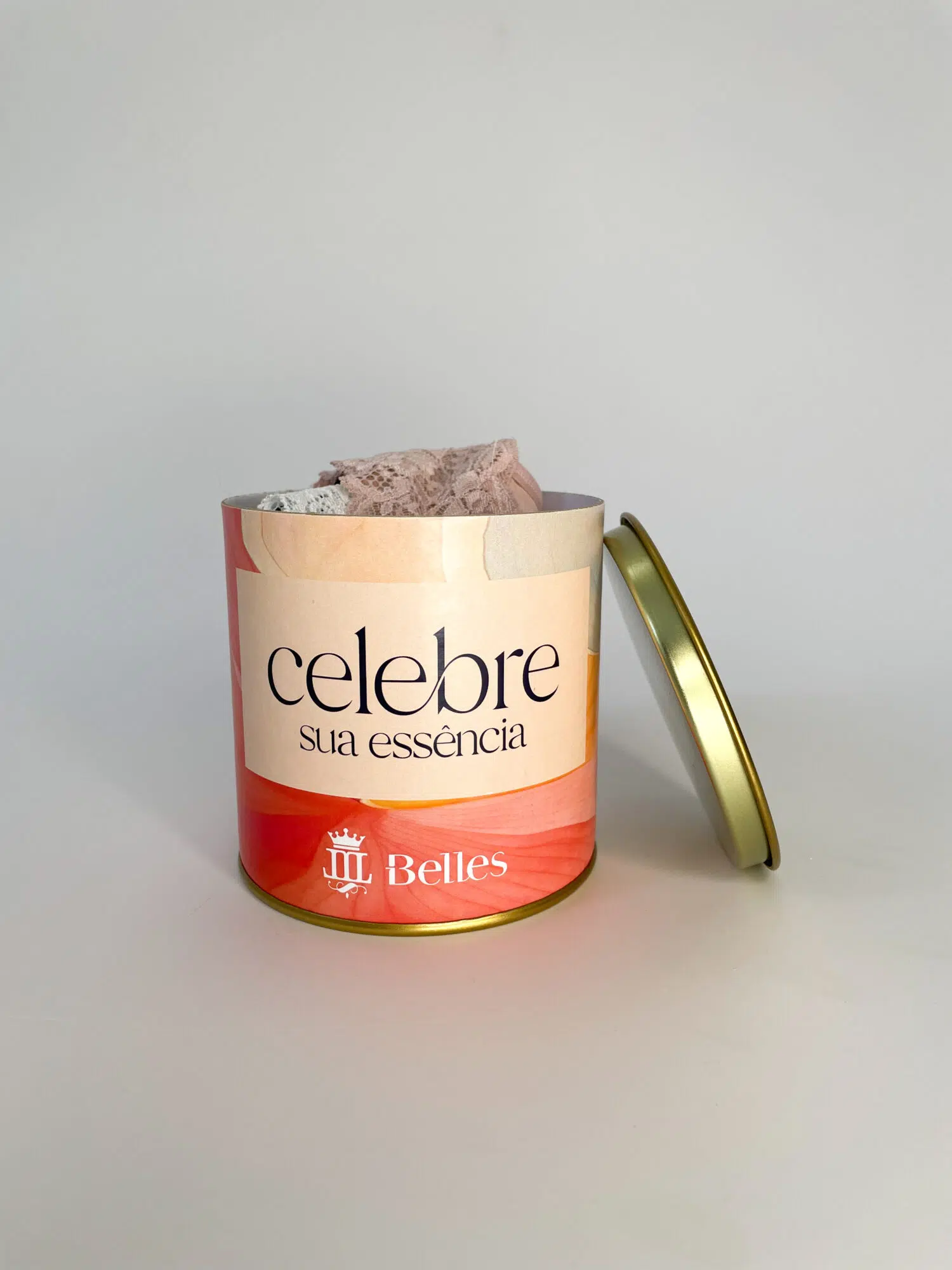 Kit Celebre Sua Essência — conjunto com 3 calcinhas tanga em microfibra e renda, com lata exclusiva.