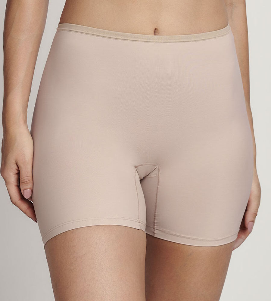 Bermuda Longa Essencial em microfibra soft gun, com leve compressão nos quadris e pernas e caimento justo ao corpo.