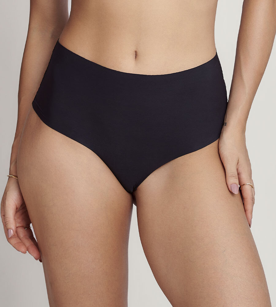 Calcinha Hot Pant Essencial em microfibra pelle com acabamento em corte a laser, laterais largas e forro 100% algodão.