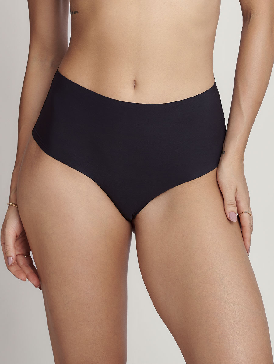 Calcinha Hot Pant Essencial em microfibra pelle com acabamento em corte a laser, laterais largas e forro 100% algodão.