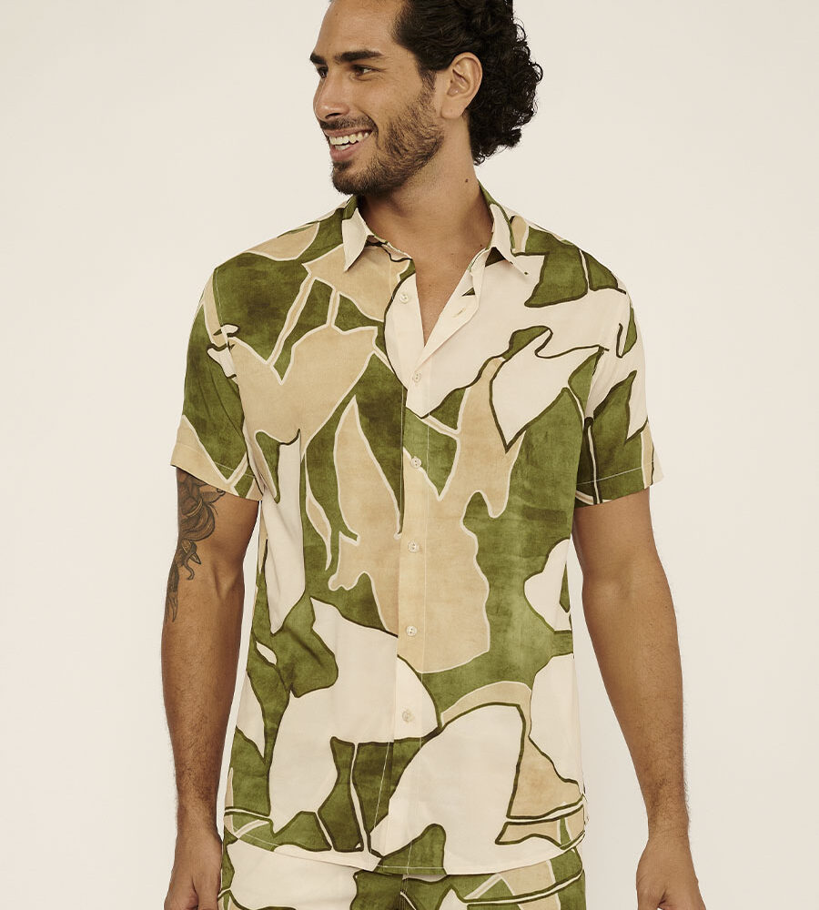 Camisa praiana masculina na cor Costa Verde, com modelagem leve e tecido arejado.