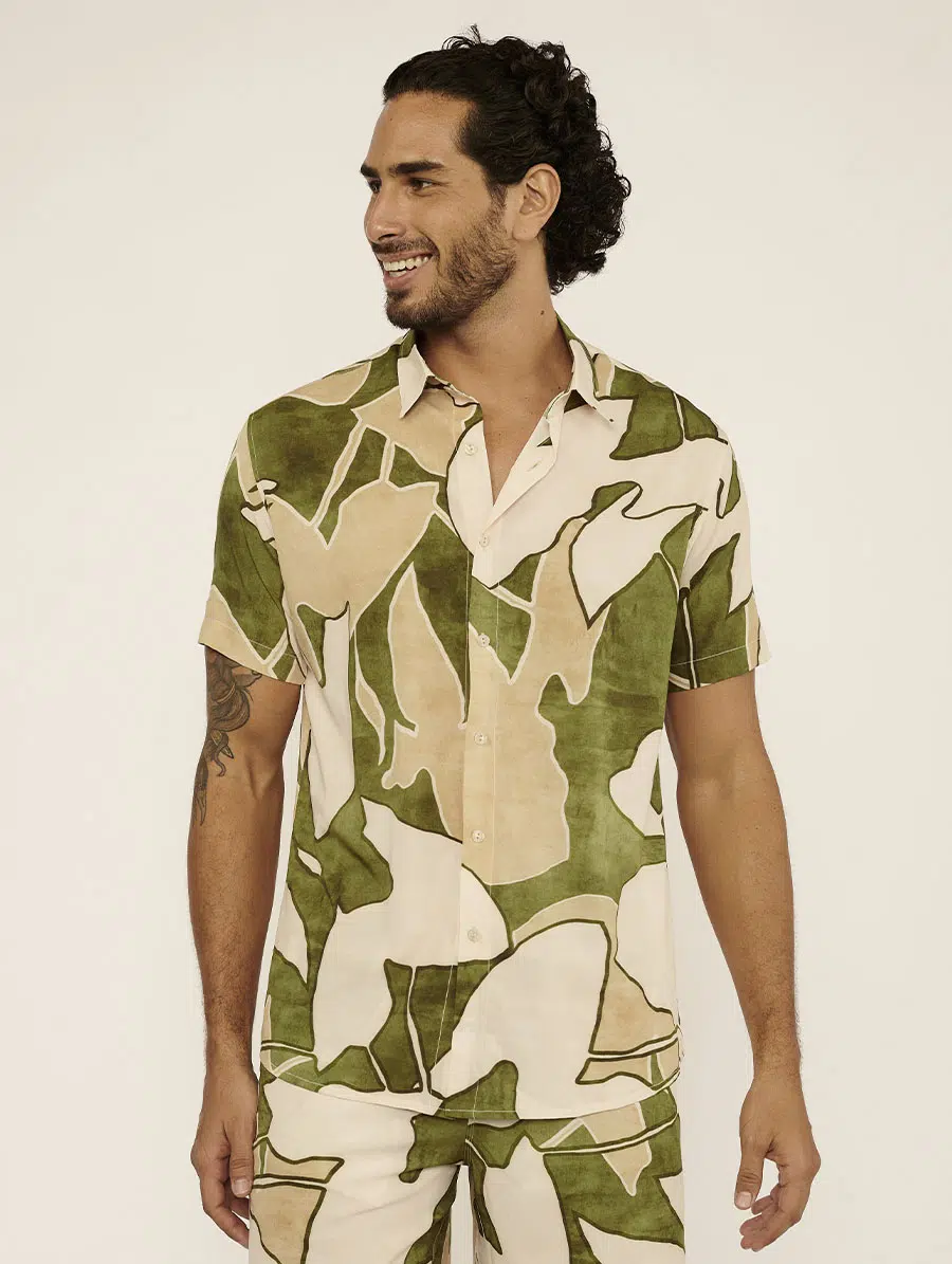Camisa praiana masculina na cor Costa Verde, com modelagem leve e tecido arejado.