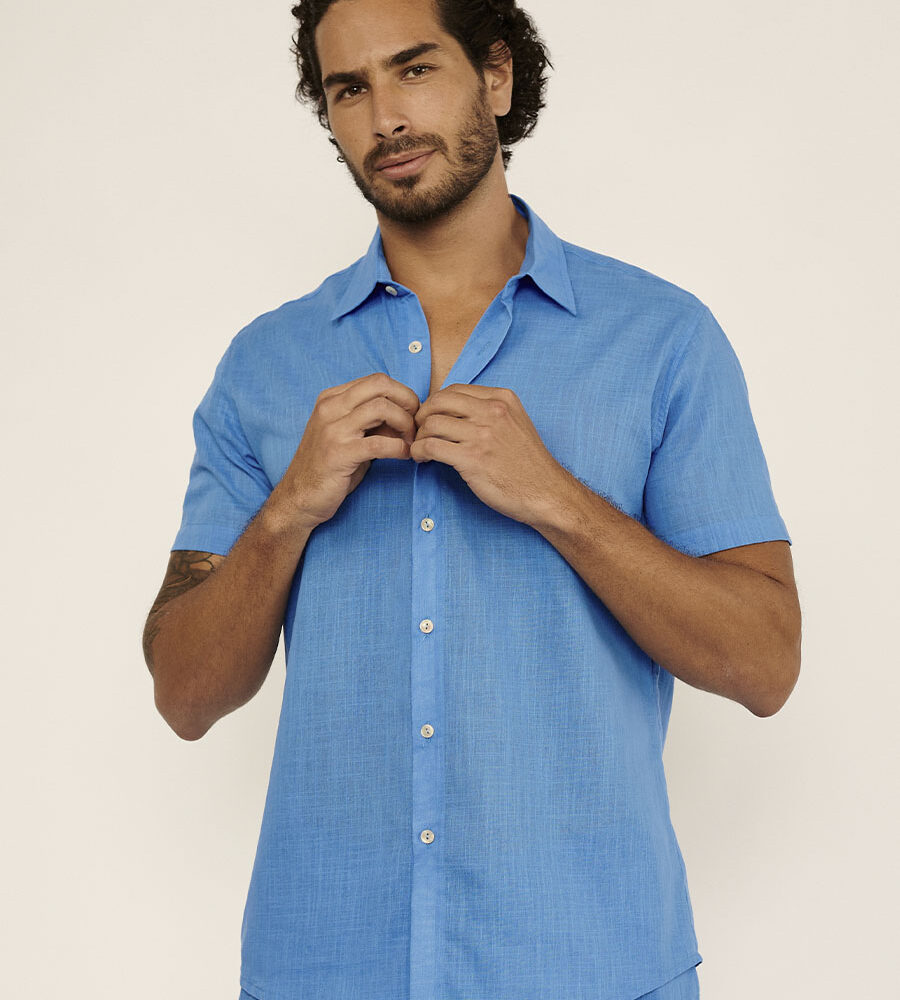 Camisa masculina azul da linha Aurabela, modelagem leve, tecido confortável e acabamento moderno.