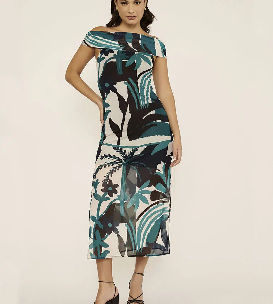 Vestido midi em tule estampado Maya, com caimento leve e transparência suave.
