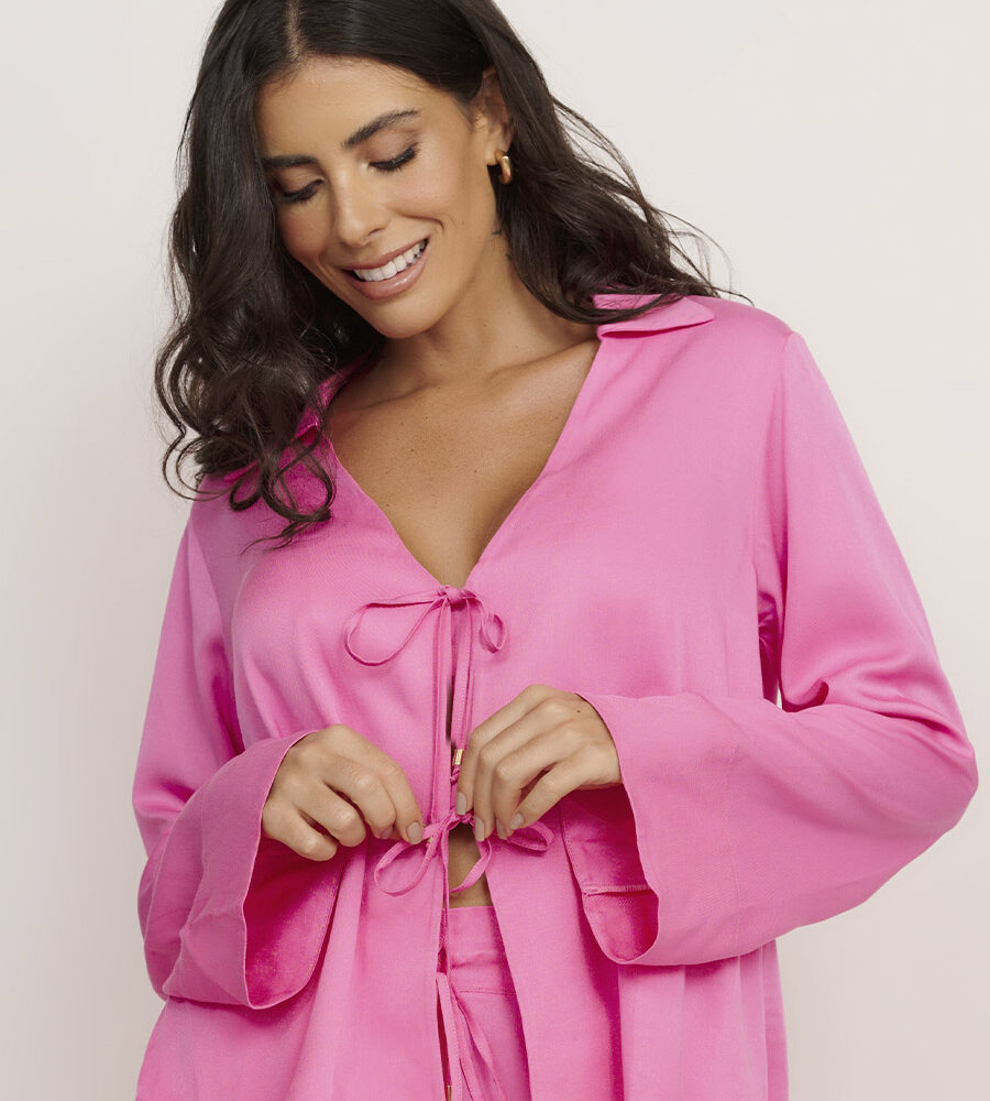 Blusa de mangas longas rosa Alga em viscose, modelagem soltinha com amarrações frontais e detalhes em metal