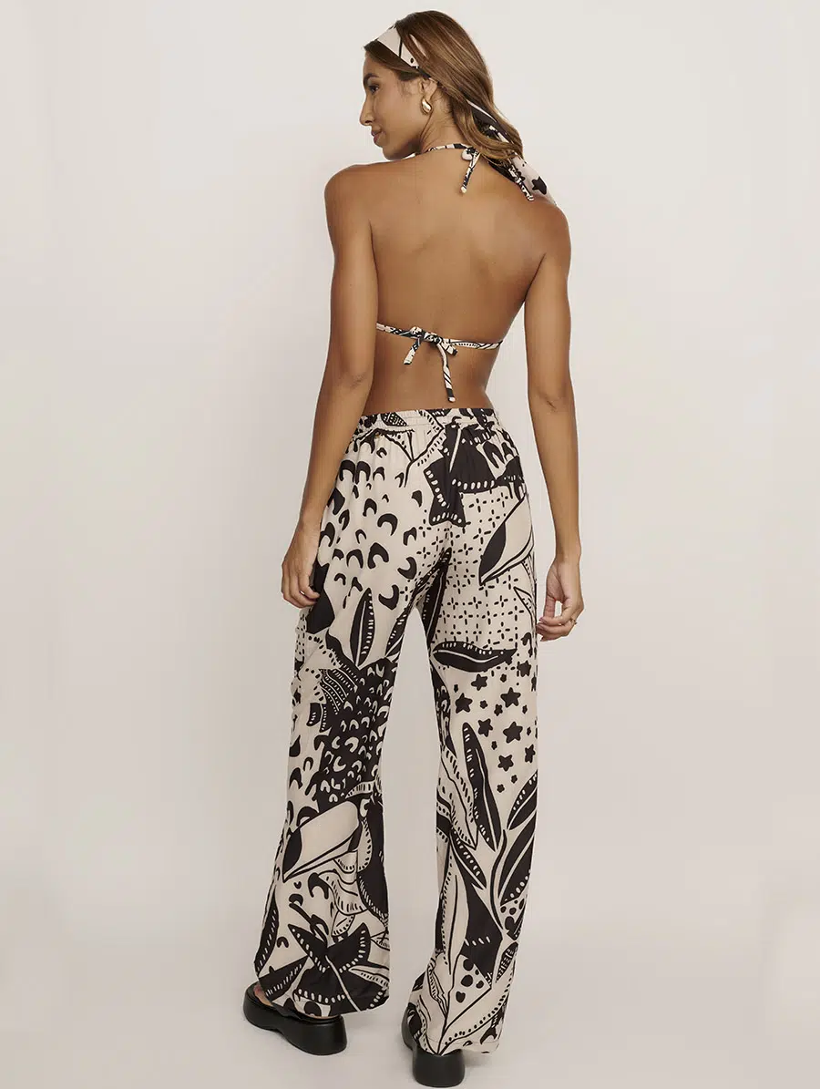 Calça pantalona em tecido Milos estampa Fauna, com elástico na cintura e cordão para amarração.