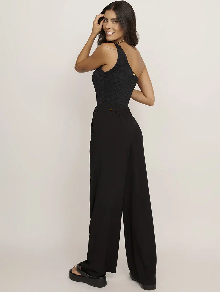 Calça reta feminina em viscose preta, leve e confortável