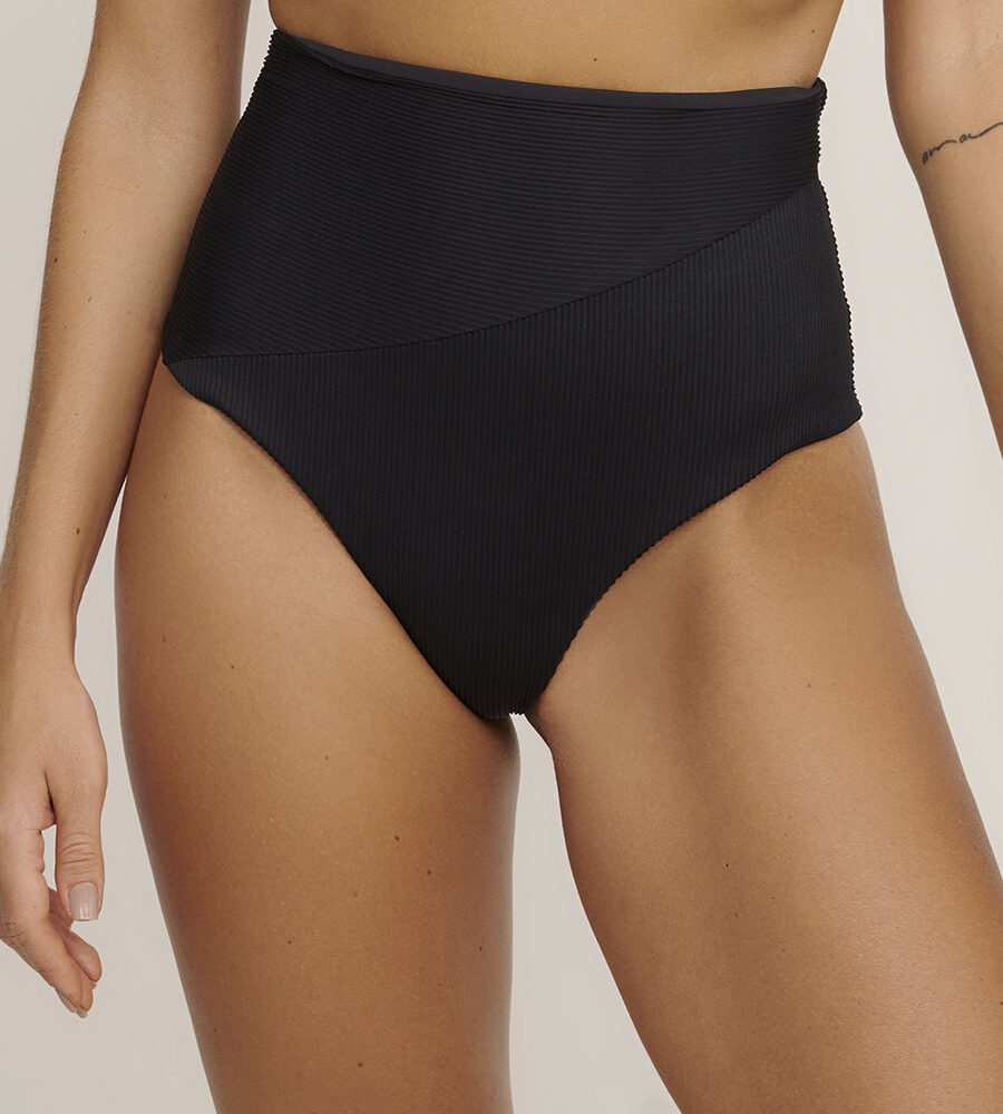 Calcinha hot pant cintura alta preta da linha Refúgio em tecido canelado, confortável e moderna