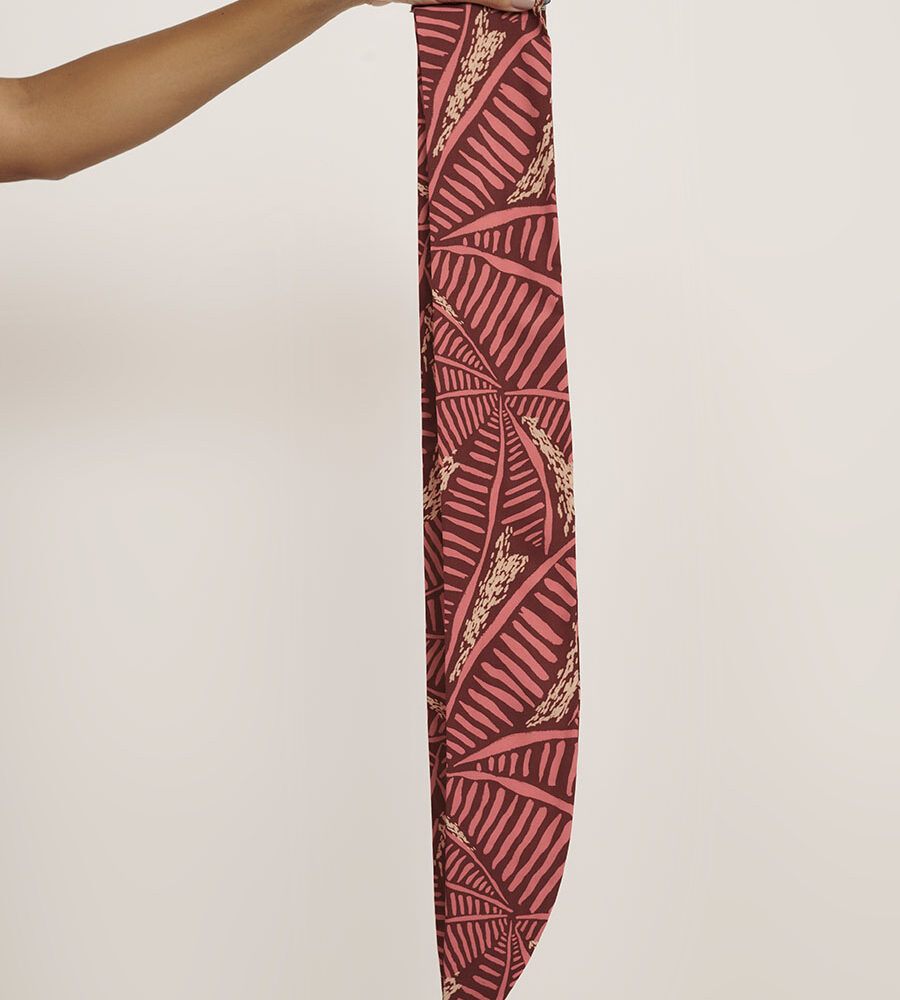 Faixa ou lenço versátil em tecido Milos, ideal para usar no cabelo, bolsas, cinto ou como acessório de praia.