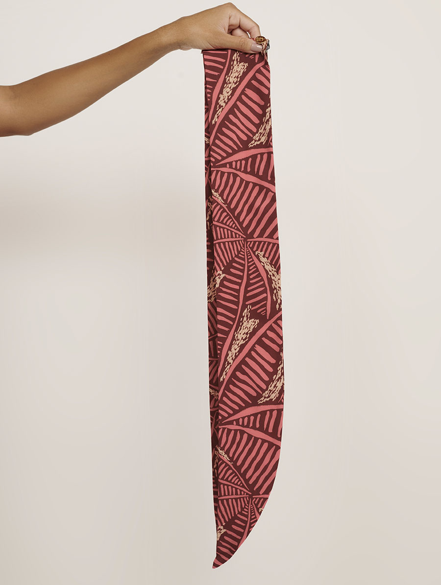 Faixa ou lenço versátil em tecido Milos, ideal para usar no cabelo, bolsas, cinto ou como acessório de praia.