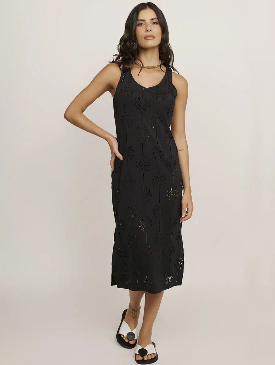 Vestido midi preto em laise vazada da linha Refúgio, elegante e versátil