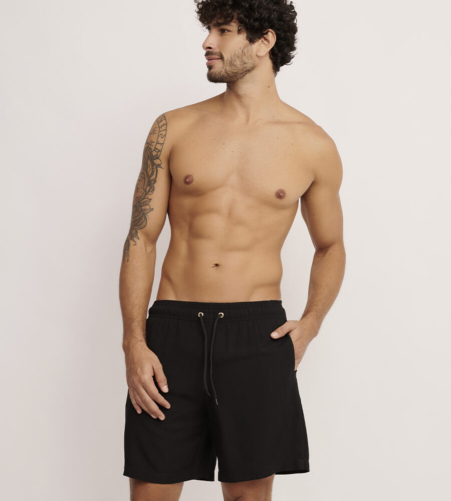 Bermuda masculina preta da Linha Man com bolsos laterais e traseiro.