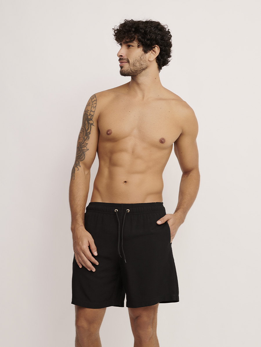 Bermuda masculina preta da Linha Man com bolsos laterais e traseiro.