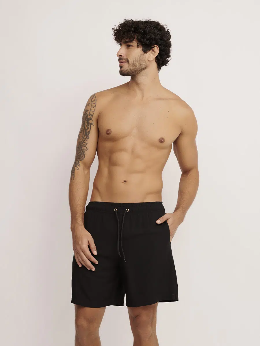 Bermuda masculina preta da Linha Man com bolsos laterais e traseiro.