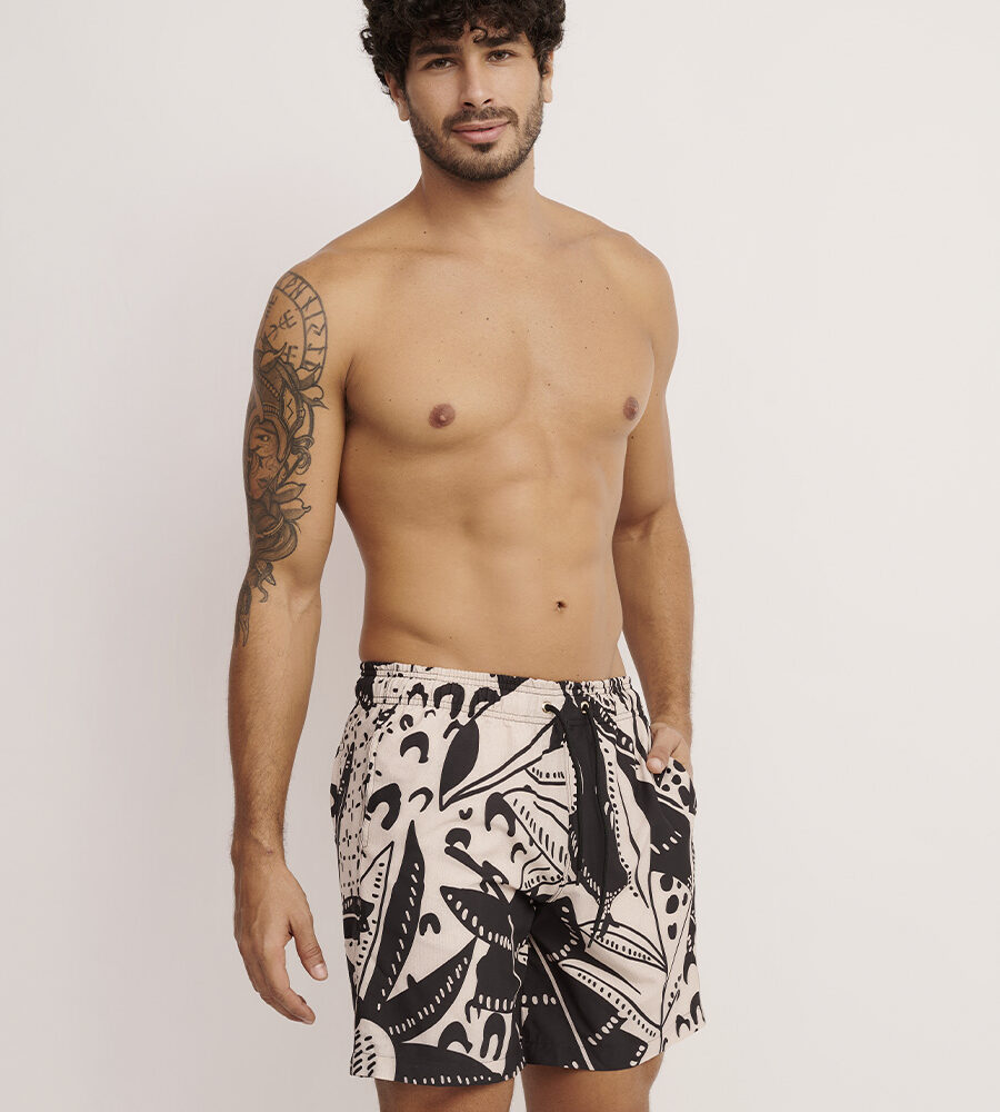 Bermuda Linha Man estampa Fauna, cós elástico e cadarço ajustável.