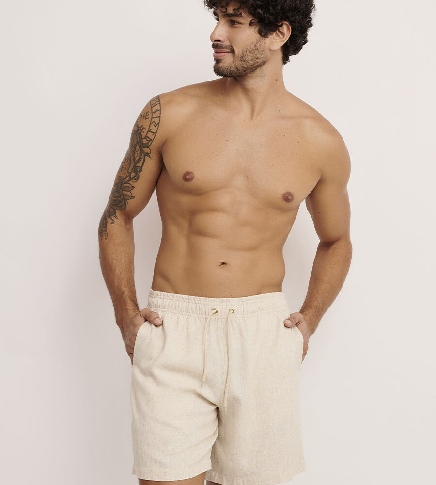 Bermuda masculina em linho cru da Linha Man com bolsos laterais e traseiro.