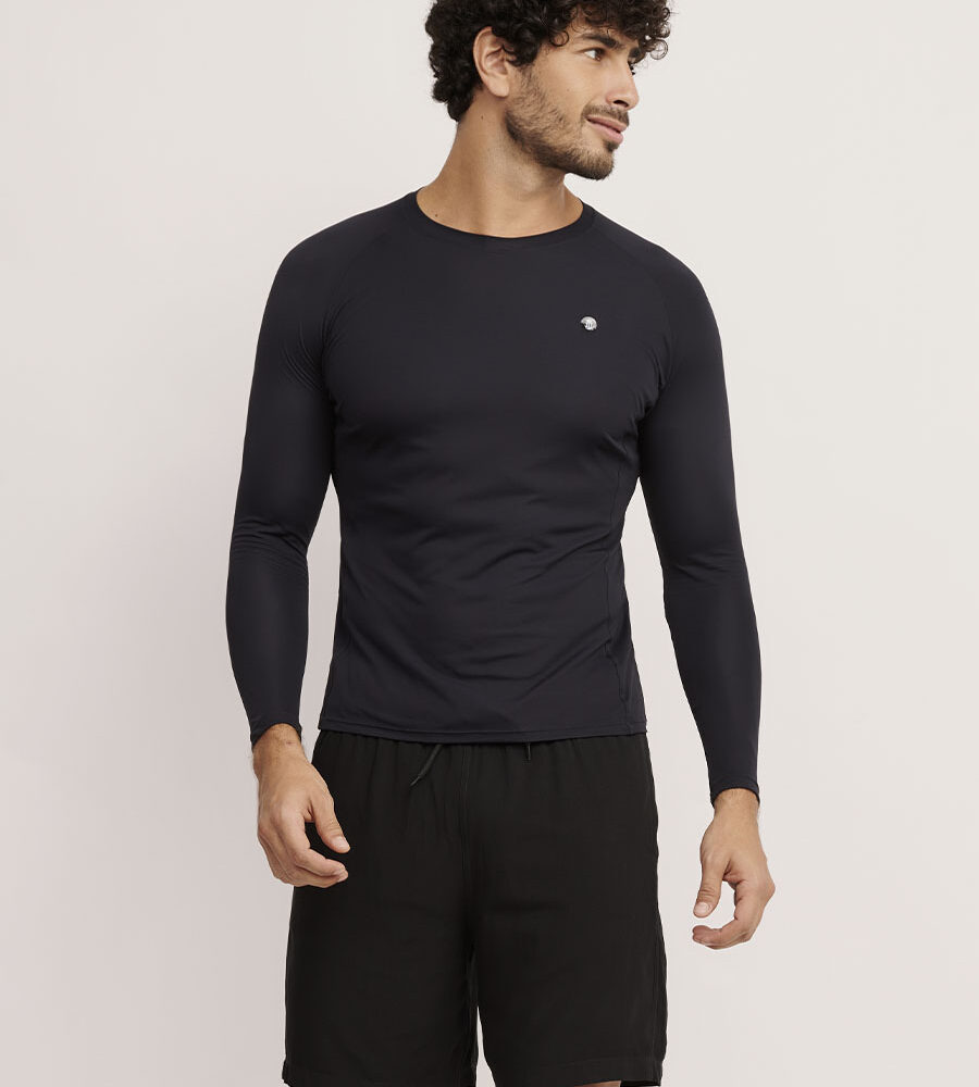Blusa masculina manga longa Linha Man com proteção UV em tecido leve.