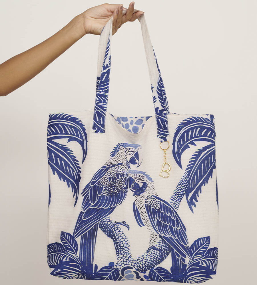 Bolsa de praia estampa Riviera em tecido leve e resistente.