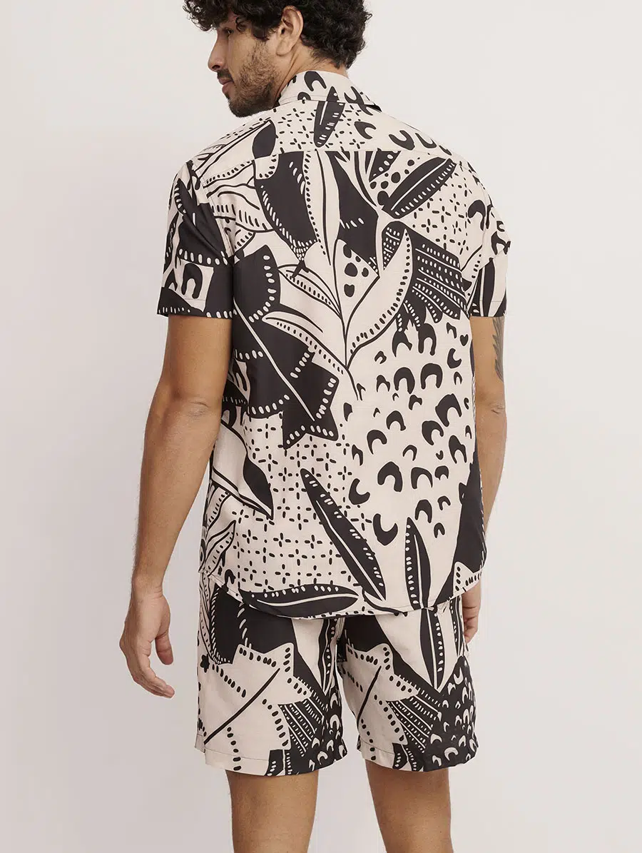 Camisa masculina Linha Man com botões e estampa Fauna em tecido leve.
