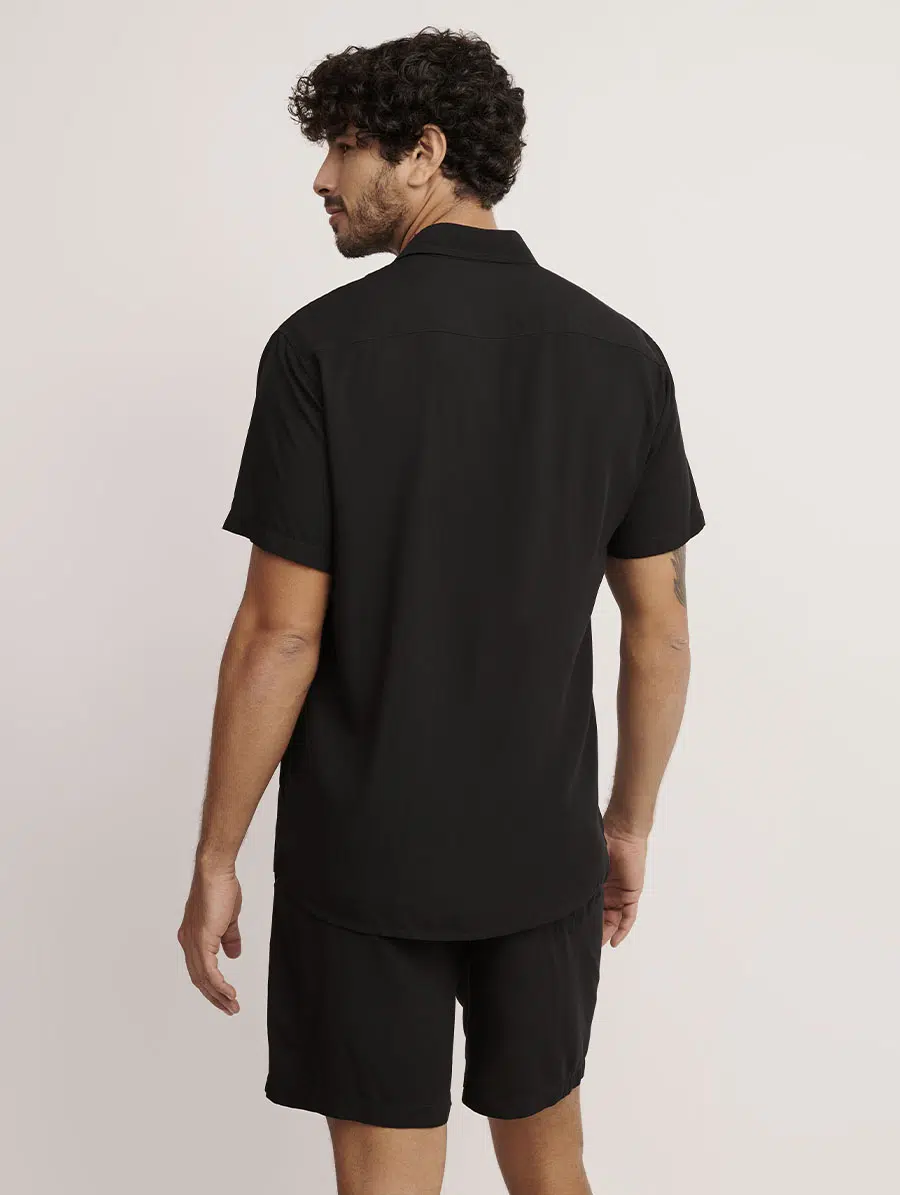 Camisa masculina preta da Linha Man com botões frontais em tecido leve.