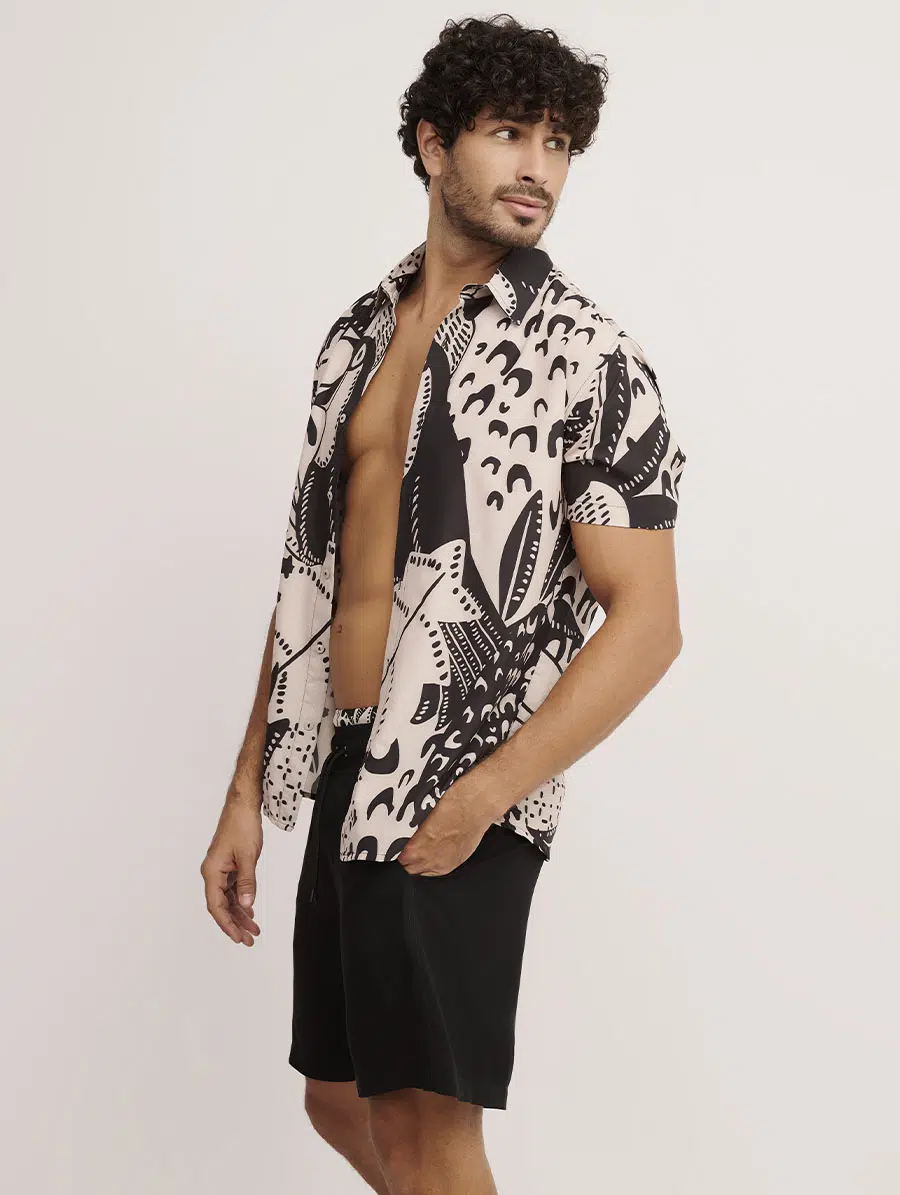 Camisa masculina Linha Man com botões e estampa Fauna em tecido leve.