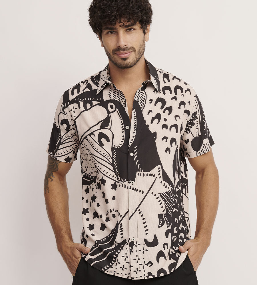Camisa masculina Linha Man com botões e estampa Fauna em tecido leve.