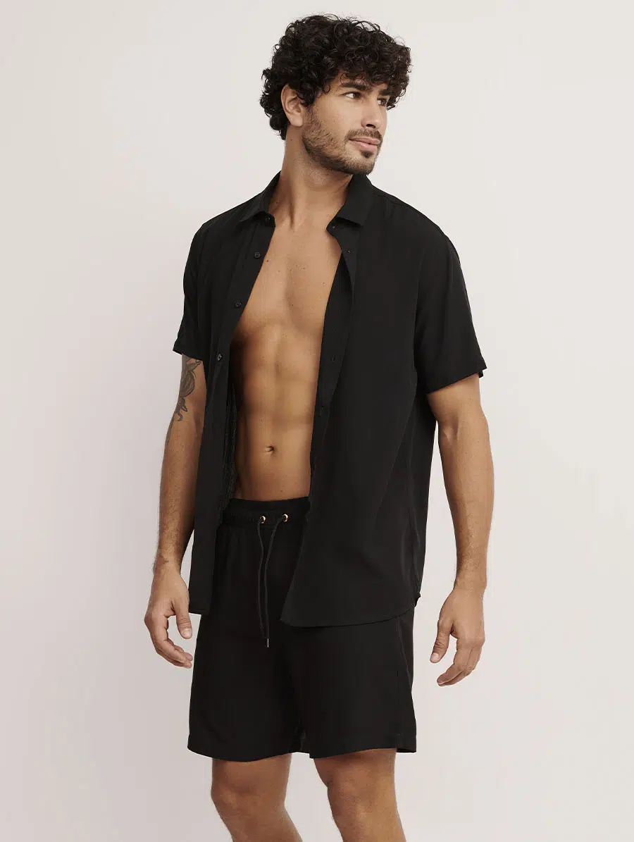 Camisa masculina preta da Linha Man com botões frontais em tecido leve.