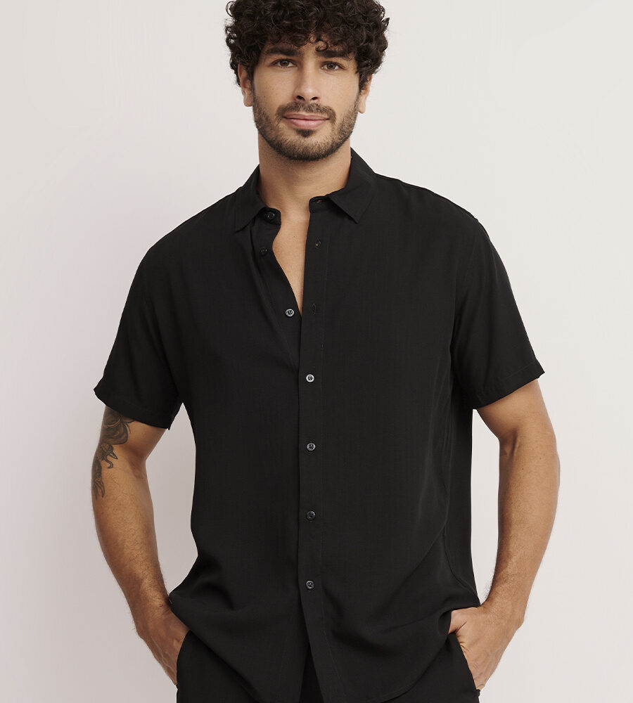 Camisa masculina preta da Linha Man com botões frontais em tecido leve.