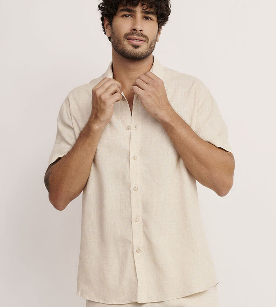 Camisa masculina em linho cru da Linha Man, tecido leve e respirável.