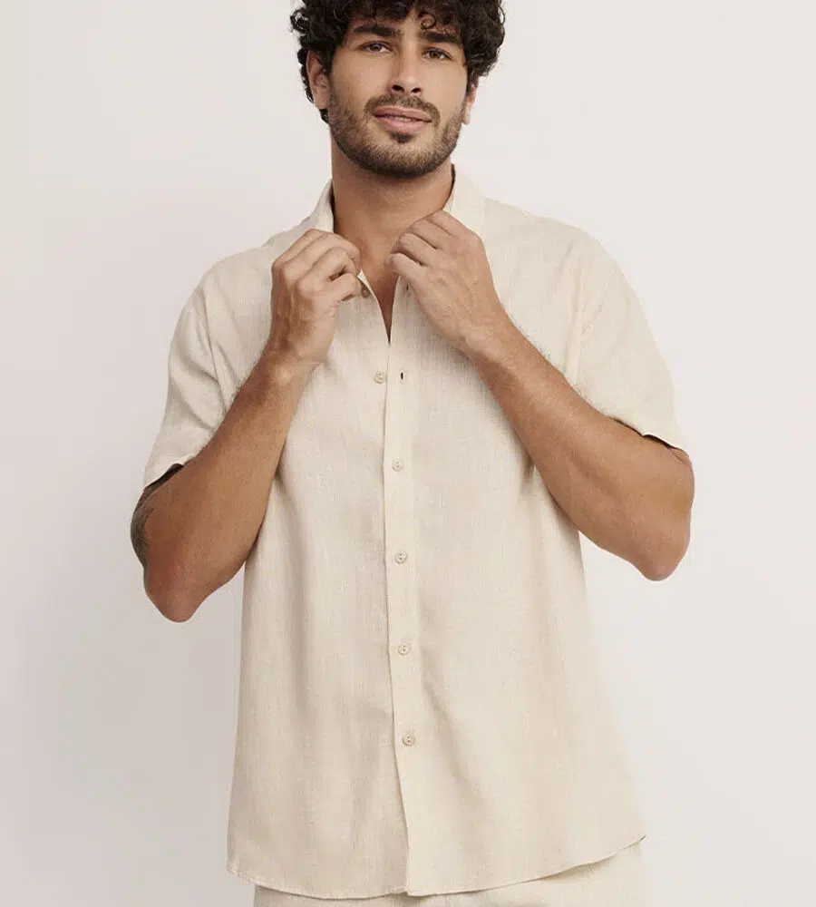 Camisa masculina em linho cru da Linha Man, tecido leve e respirável.