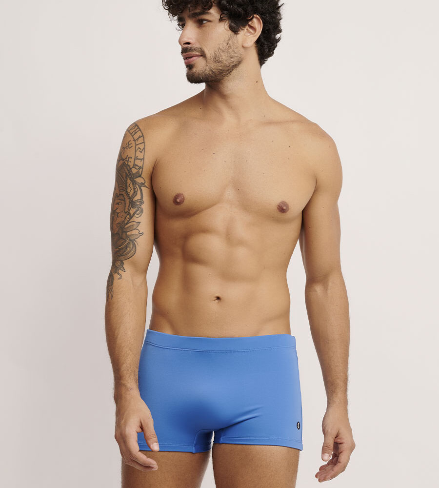 Sunga boxer azul masculina da Linha Man em tecido de secagem rápida.