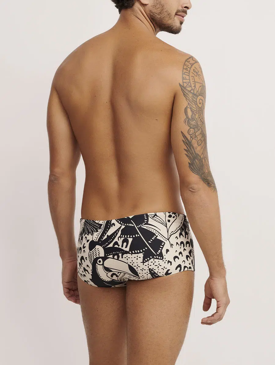 Sunga slip masculina Linha Man com estampa Fauna em tecido de secagem rápida.