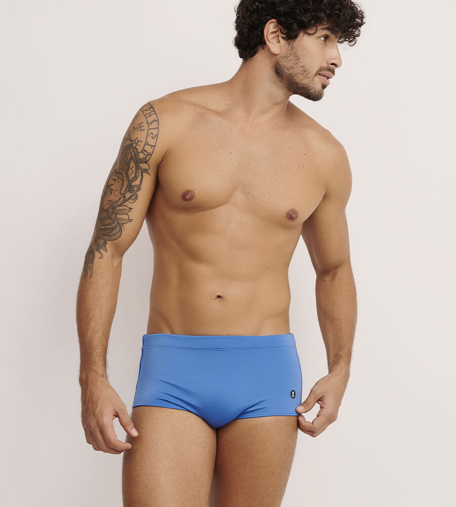 Sunga slip azul masculina da Linha Man em tecido de secagem rápida.