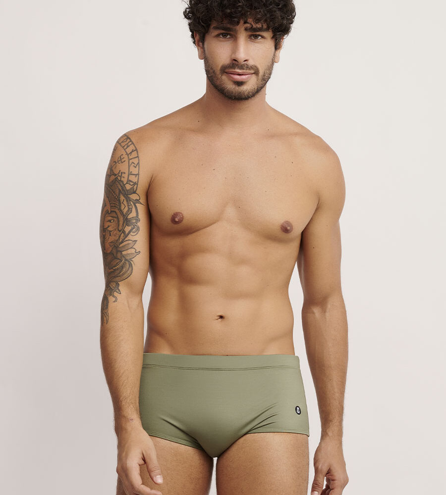 Sunga slip verde masculina da Linha Man em tecido de secagem rápida.