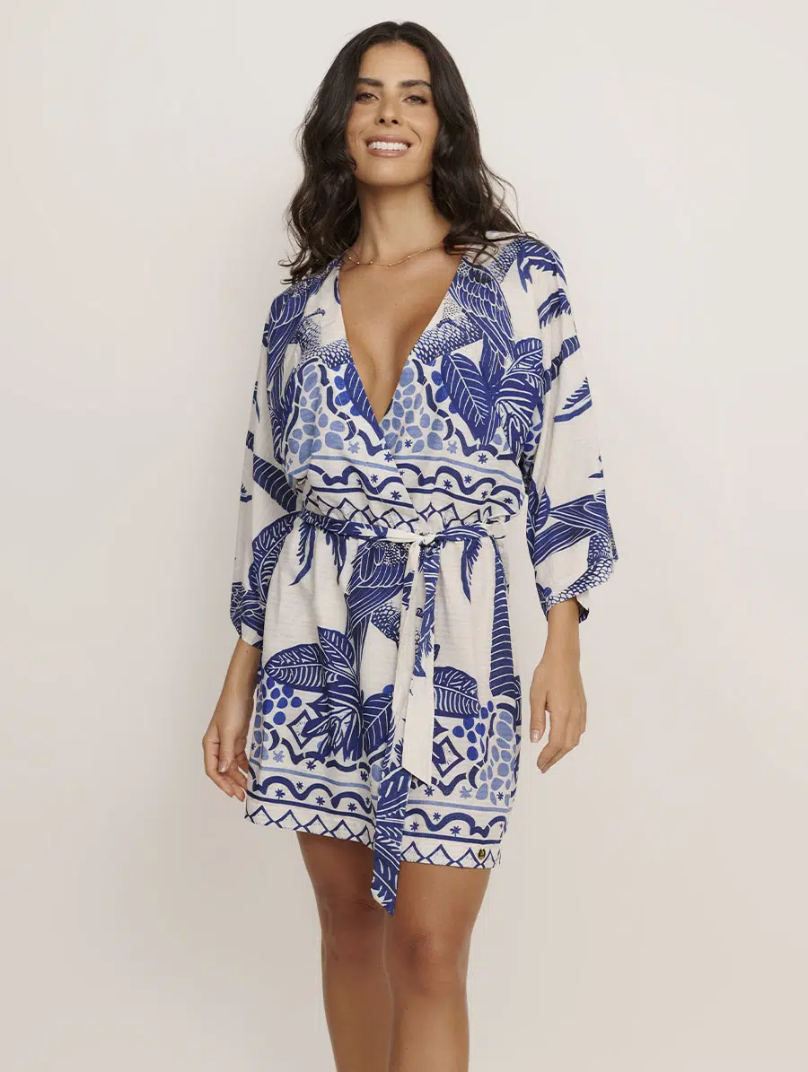 Vestido curto kimono em tecido leve com estampa exclusiva Riviera, fluido e elegante.