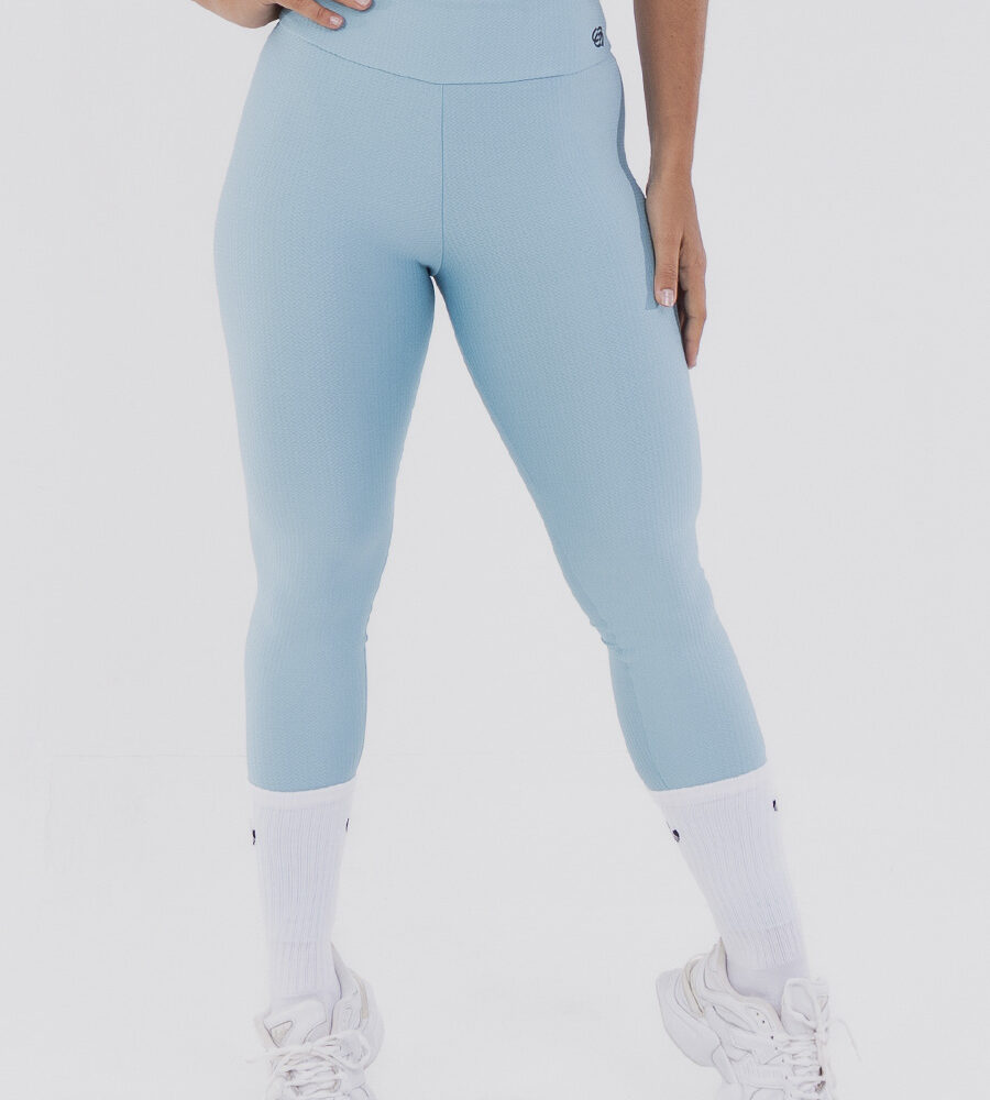 Calça legging azul Azzure em tecido Chevry com cós alto duplo, textura sofisticada e logo aplicado. Modelagem justa com média compressão e baixa transparência, ideal para treinos e uso casual.