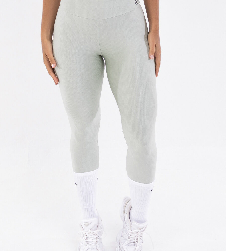 Calça Legging Chevry Verde Aloe da linha Belles Active, com cós alto, média compressão e toque macio.