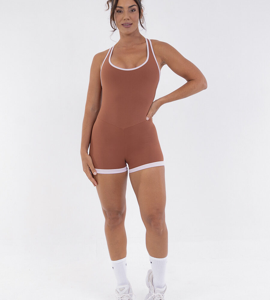 Macaquinho nadador Terracota Belles em microfibra, com detalhe vazado nas costas e forro frontal sem bojo.