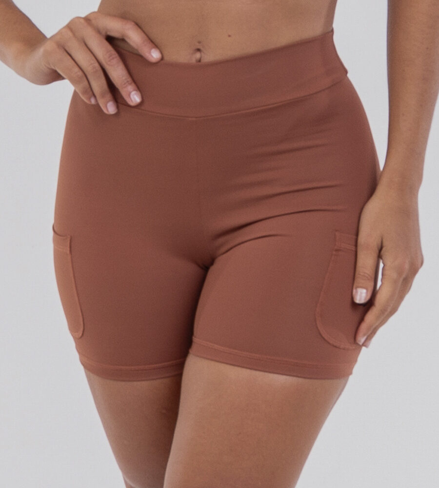 Short Fitness Curto Terracota Belles Active com bolsos e cós alto.