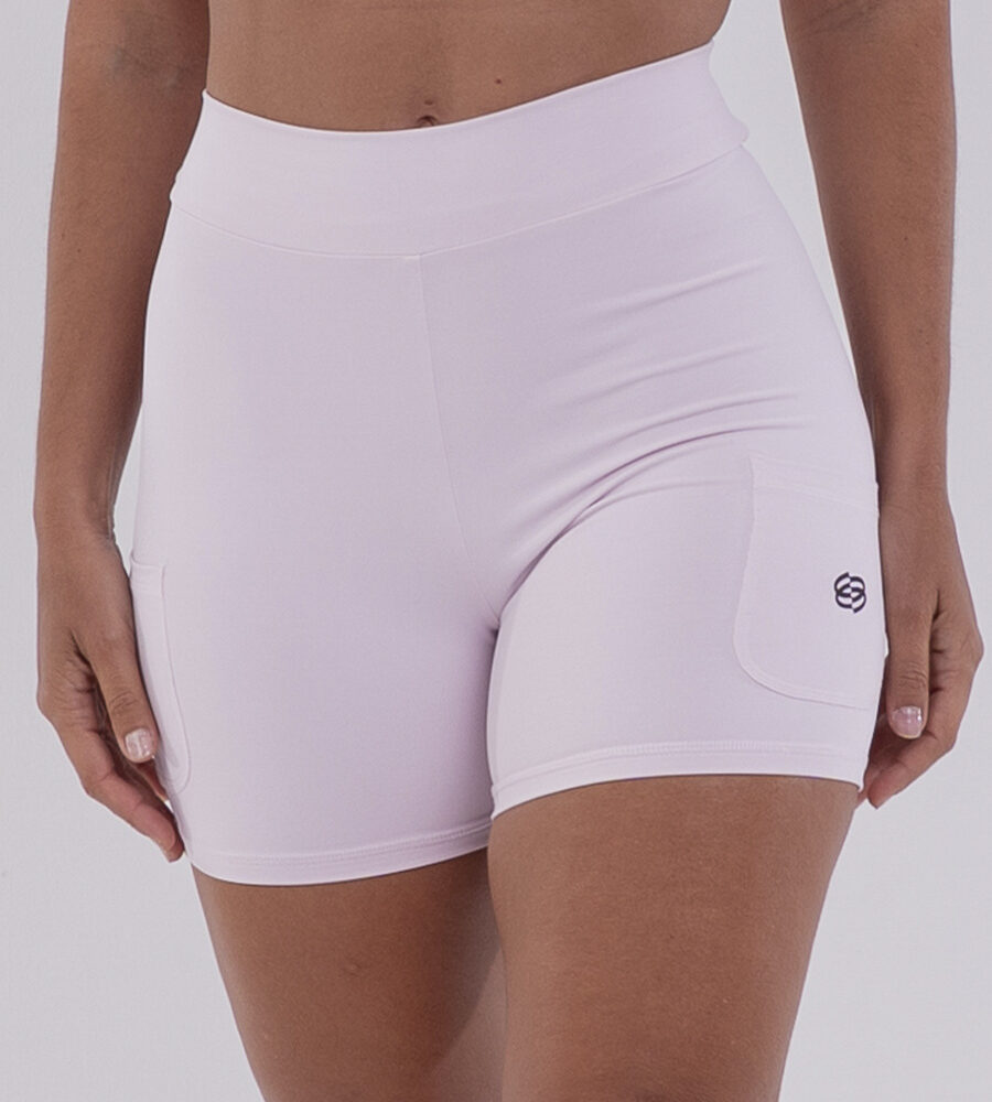 Short Fitness Curto Rosa Calmy Belles Active com cós duplo e bolsos laterais.