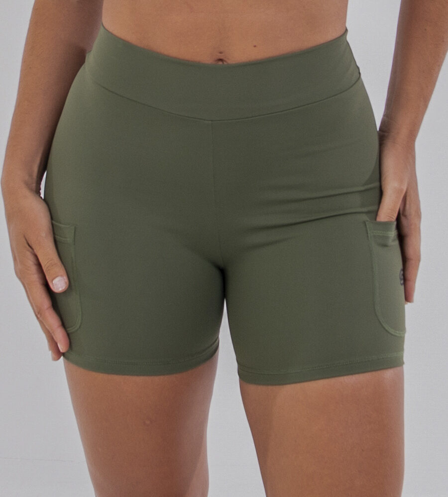 Short fitness Verde Cacto com cós duplo alto e bolsos laterais, tecido com toque gelado e proteção UV 50+.