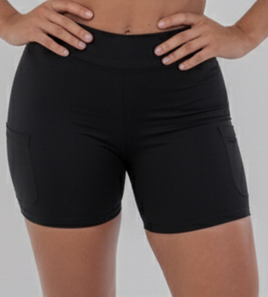 Short Fitness Curto Preto com cós duplo alto, bolsos laterais e proteção UV 50+.