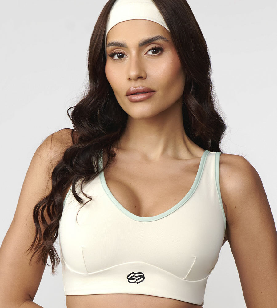 Top camiseta fitness off white luna com toque gelado média sustentação UV50+ Belles