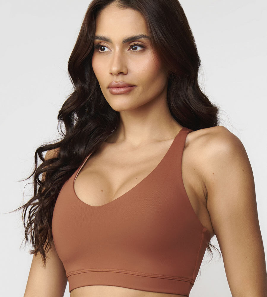 Top fitness terracota com alças cruzadas toque gelado alta sustentação média compressão UV50+ Belles