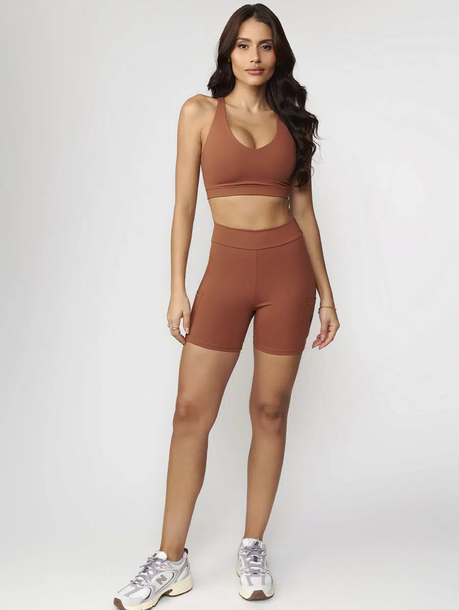 Short fitness terracota com bolsos laterais e cós alto em malha toque gelado média compressão UV50+ Belles