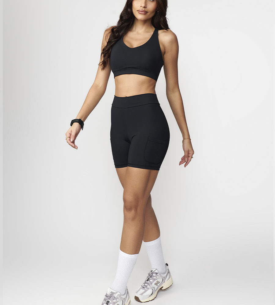 Short fitness preto feminino com cós alto e toque gelado média compressão proteção UV50+ Belles