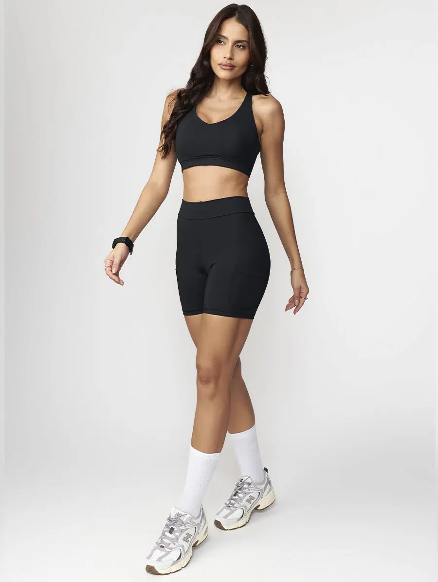 Short fitness preto feminino com cós alto e toque gelado média compressão proteção UV50+ Belles