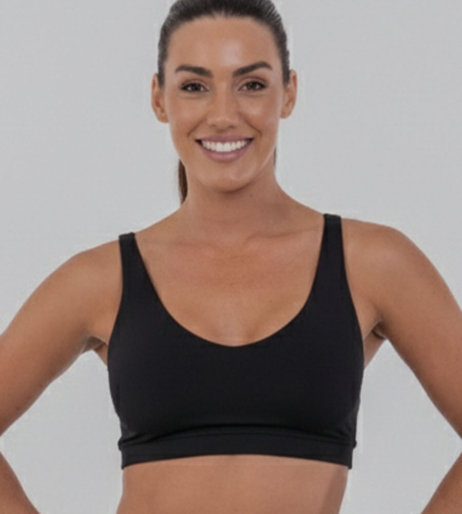 Top preto com alças cruzadas nas costas e elástico embutido no sub-busto, ideal para treinos de médio a alto impacto.